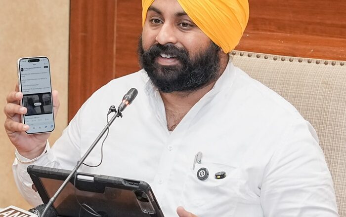 ਭਾਜਪਾ ਨੇ 2018 ਦੀ ਪੁਰਾਣੀ ਵੀਡੀਓ ਨੂੰ ਨਵੀਂ ਦੱਸ ਕੇ ਕੀਤਾ ਪੋਸਟ; ਭਗਵੰਤ ਮਾਨ ਸਰਕਾਰ ਅਧੀਨ ਪਿੰਡ ਜੱਲ੍ਹਾ ਦੇ ਸਰਕਾਰੀ ਸਕੂਲ ਦੀ ਸਮਾਰਟ ਪੈਨਲਾਂ, ਸਾਫ਼-ਸੁਥਰੇ ਪਖਾਨਿਆਂ, ਵਾਈ-ਫਾਈ ਅਤੇ ਪੀਣਯੋਗ ਸਾਫ਼ ਪਾਣੀ ਦੀਆਂ ਸਹੂਲਤਾਂ ਨਾਲ ਪਹਿਲਾਂ ਹੀ ਬਦਲ ਚੁੱਕੀ ਹੈ ਨੁਹਾਰ: ਹਰਜੋਤ ਸਿੰਘ ਬੈਂਸ