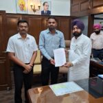 ਮਾਲ ਮੰਤਰੀ ਹਰਦੀਪ ਸਿੰਘ ਮੁੰਡੀਆਂ ਵੱਲੋਂ 3 ਨਵੇਂ ਕਲਰਕਾਂ ਨੂੰ ਨਿਯੁਕਤੀ ਪੱਤਰ ਤਕਸੀਮ