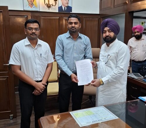 ਮਾਲ ਮੰਤਰੀ ਹਰਦੀਪ ਸਿੰਘ ਮੁੰਡੀਆਂ ਵੱਲੋਂ 3 ਨਵੇਂ ਕਲਰਕਾਂ ਨੂੰ ਨਿਯੁਕਤੀ ਪੱਤਰ ਤਕਸੀਮ