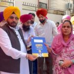 ‘ਮੇਰਾ ਘਰ-ਮੇਰਾ ਮਾਣ’ ਯੋਜਨਾ ਤਹਿਤ ਕੈਬਨਿਟ ਮੰਤਰੀ ਹਰਭਜਨ ਸਿੰਘ ਈ.ਟੀ.ਓ. ਨੇ ਪਿੰਡ ਮਹਿਸਮਪੁਰ ਖੁਰਦ ਦੇ 291 ਜਾਇਦਾਦ ਮਾਲਕਾਂ ਨੂੰ ਵੰਡੇ ਮਾਲਕੀ ਕਾਰਡ