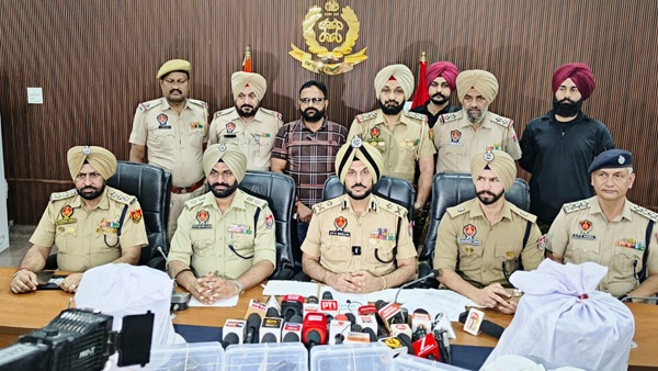 ਅੰਮ੍ਰਿਤਸਰ ਵਿੱਚ ਫ਼ੌਜੀ ਜਵਾਨ ਸਮੇਤ ਸੱਤ ਗ੍ਰਿਫ਼ਤਾਰ, 14 ਪਿਸਤੌਲਾਂ ਅਤੇ 20 ਕਿਲੋ ਹੈਰੋਇਨ ਬਰਾਮਦ