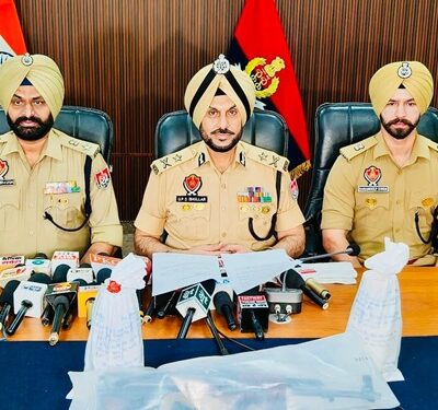 ਸਰਹੱਦ ਪਾਰਲੇ ਹਥਿਆਰ ਅਤੇ ਵਿਸਫ਼ੋਟਕ ਤਸਕਰੀ ਨੈੱਟਵਰਕ ਦਾ ਪਰਦਾਫ਼ਾਸ਼; ਇੱਕ ਏਕੇ-47 ਰਾਈਫ਼ਲ, ਦੋ ਹੈਂਡ ਗ੍ਰਨੇਡਾਂ ਸਮੇਤ ਇੱਕ ਵਿਅਕਤੀ ਕਾਬੂ