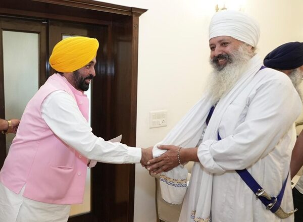 ਧਰਮ ਯੁੱਧ ਮੋਰਚੇ ਦੇ ਵਫ਼ਦ ਨੇ ਮੁੱਖ ਮੰਤਰੀ ਭਗਵੰਤ ਸਿੰਘ ਮਾਨ ਨਾਲ ਕੀਤੀ ਮੁਲਾਕਾਤ, ਅਮਰਜੀਤ ਸਿੰਘ ਚਾਵਲਾ ਵਿਰੁੱਧ ਜਿਨਸੀ ਸ਼ੋਸ਼ਣ ਦੇ ਮਾਮਲੇ ਦੀ ਐਸ.ਆਈ.ਟੀ. ਤੋਂ ਜਾਂਚ ਦੀ ਕੀਤੀ ਮੰਗ