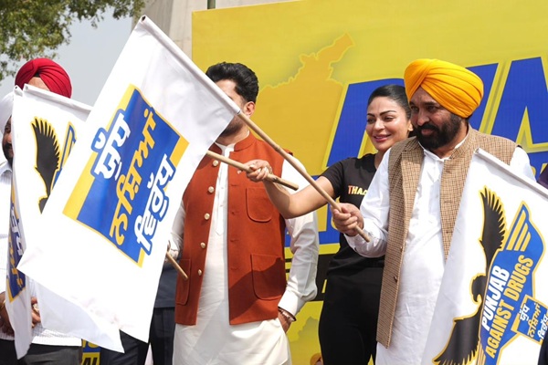 ਮੁੱਖ ਮੰਤਰੀ ਭਗਵੰਤ ਸਿੰਘ ਮਾਨ ਨੇ ‘ਯੁੱਧ ਨਸ਼ਿਆਂ ਵਿਰੁੱਧ’ ਮੁਹਿੰਮ ਨੂੰ ਫੈਸਲਾਕੁੰਨ ਪੜਾਅ ’ਤੇ ਲਿਜਾਂਦਿਆਂ ਬਾਈਕ ਰੈਲੀ ਨੂੰ ਝੰਡੀ ਦਿਖਾ ਕੇ ਰਵਾਨਾ ਕੀਤਾ